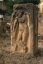 Stèle avec une figure ailée